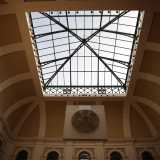 Sul soffitto un�intelaiatura in ferro sorregge la grande vetrata di copertura che d� luce a tutto l�ambiente...